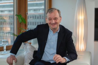 Hjallis Harkimo näkee Esplanadin liikennevaloissa punavihreän ideologian värit