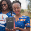 Tansanialainen nainen kädessään uusi raamatunkäännös