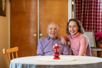 Lotta ja pappa laulavat ilon voimalla
