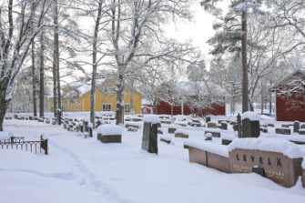 Hautaustoimistojen Liitto toivoo, että läheisten osallistuminen hautajaisiin mahdollistettaisiin tasapuolisesti