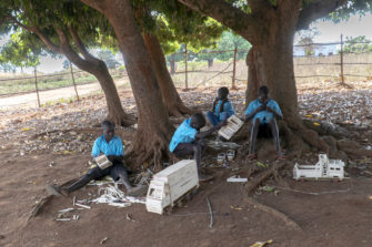 Ugandassa pakolaislapset tekevät lelunsa itse – Lue koskettava reportaasi pakolaisten elämästä