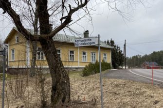 Agricolantien kyltti Pernajan kylänraitilta