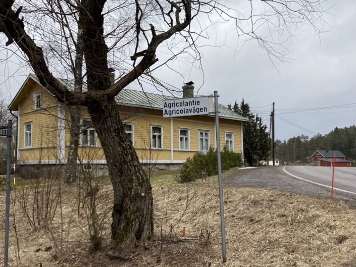 Agricolantien kyltti Pernajan kylänraitilta