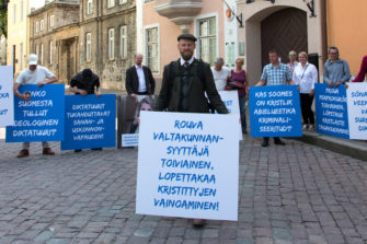 Tallinnassa mielenosoitus Päivi Räsäsen puolesta – myös Euroopan evankelikaalit huolissaan Suomen uskonnonvapaudesta