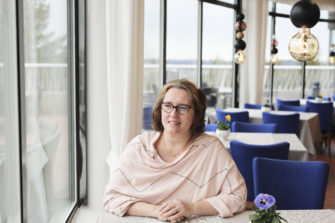 Yrittäjä Marja Mäenpäällä on aarteita lainassa