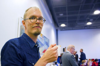 Espoon Kotikirkko -seurakunta kokoontuu koronasta huolimatta – ”Seurakuntaperheen näkeminen on riskien arvoista”