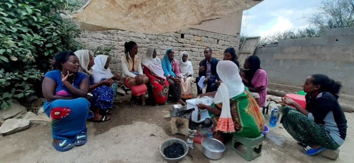 Etiopialaisia naisia istumassa ulkona.
