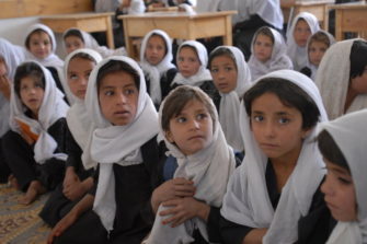Vakavia koulutyttöjä Afganistanissa.