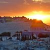 Aurinko nousee Jerusalemin yläpuolelle