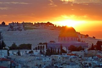 Aurinko nousee Jerusalemin yläpuolelle