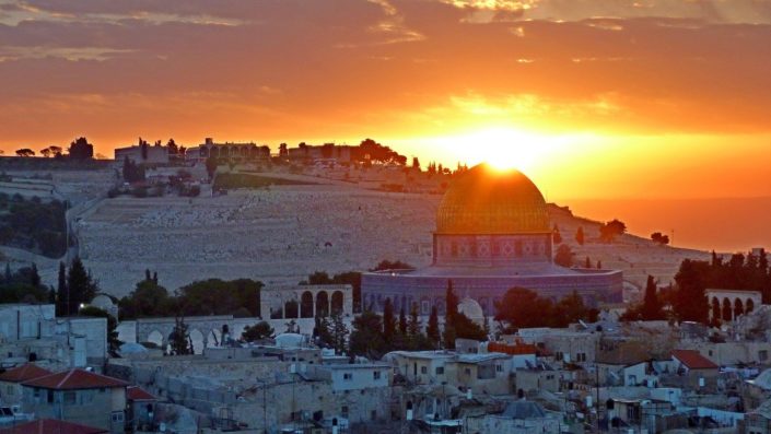 Aurinko nousee Jerusalemin yläpuolelle
