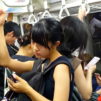 Japanilaisia metrossa.