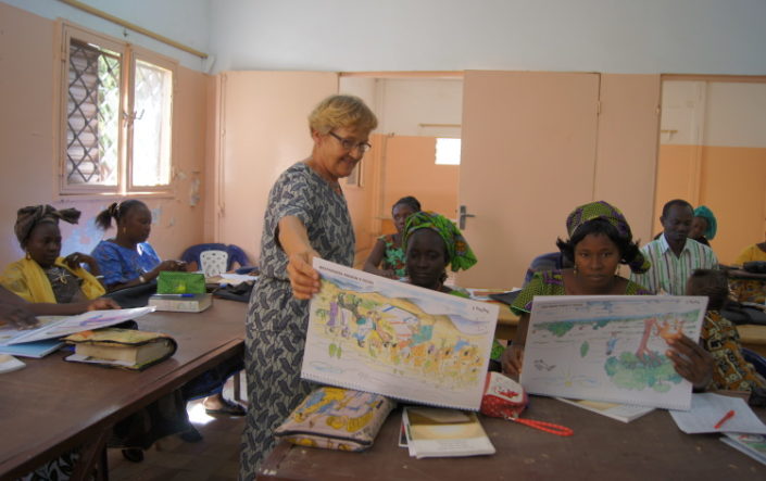 Mirja Montonen-Jalkanen luokkahuoneessa Senegalissa.