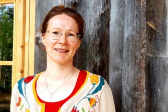 Kaisa Vuolukka oli uskonnoton kunnes hän liittyi ortodoksikirkkoon oppiakseen kolttakulttuuria, mutta löysikin sen lisäksi uskon