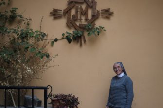 Toivon keskukset tukevat monia ”lesken ropojen” avulla