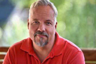 Timo Pöyhönen: Jos seurakunta olisi jalkapallojoukkue, pappi olisi valmentaja ja seurakuntalaiset pelaajia