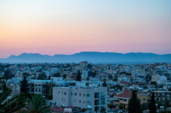 Taivaanrantaa Pohjois-Kyproksella auringonlaskun aikaan.