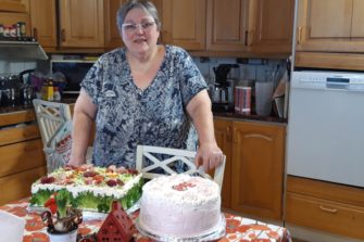 Helena Saarijärvi kokkaa kutsumuksesta ja pitää suosittua Tapahtuu Mummolassa -YouTube-kanavaa