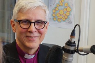 Viimeksi Tampereen piispa muisteli pyöreitä täyttänyttä ”Homo-iltaa” – radio päivittää kirkon puheenaiheet