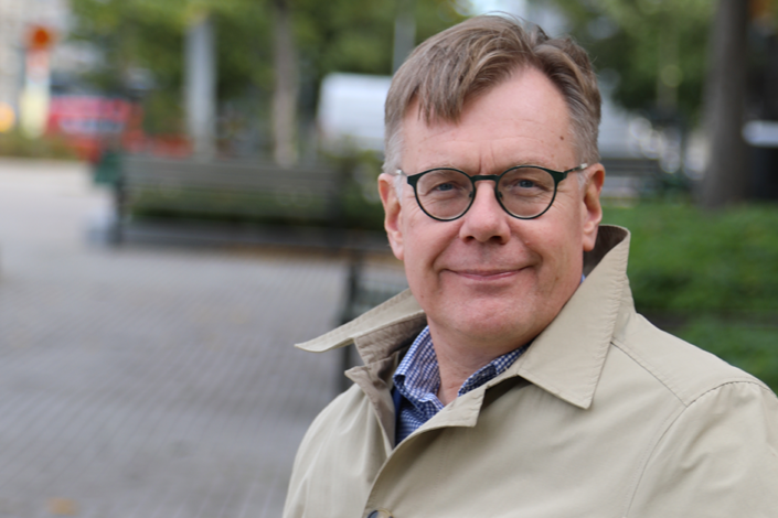 Kimmo Kosonen istuu puistonpenkillä