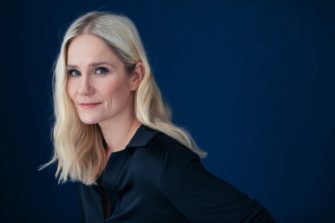 Näyttelijä Laura Malmivaara: ”Nuorena tungin Jumala-todellisuuden maton alle”