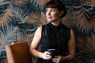 Laura Siltala nauttii spontaaneista ihmisten kohtaamisista hyvän kahvin ääressä