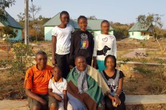 Traumakeskus Shalom auttoi perhettä toipumaan järkyttävistä kokemuksista Nigeriassa