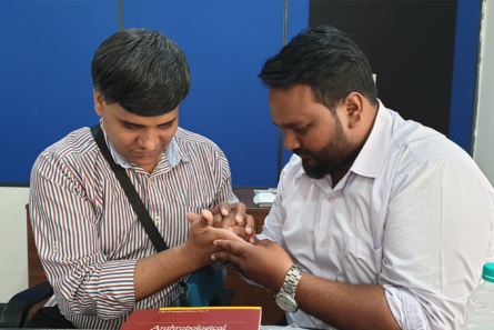 Intialainen pradeep kirjoittaa miehen käteen tervehdystä