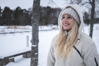 Uusi Raamattu kannesta kanteen -sovellus on julkaistu − laulaja Virpi Kätkä tunnustautuu faniksi