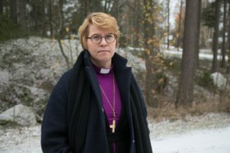 Espoon piispa Kaisamari Hintikka saapuu journalistiseen piispantarkastukseen