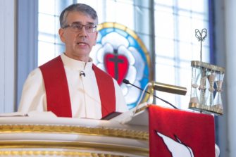 Lapuan uusi piispa Matti Salomäki Piispan kyselytunnille