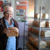 Henkilö leipä kädessä leipomossa Ukrainassa.