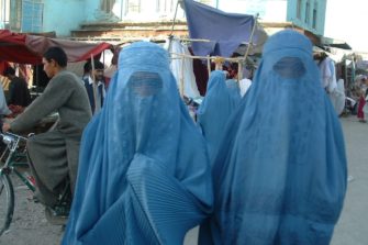 Siniseen burkaan pukeutuneita afgaaninaisia