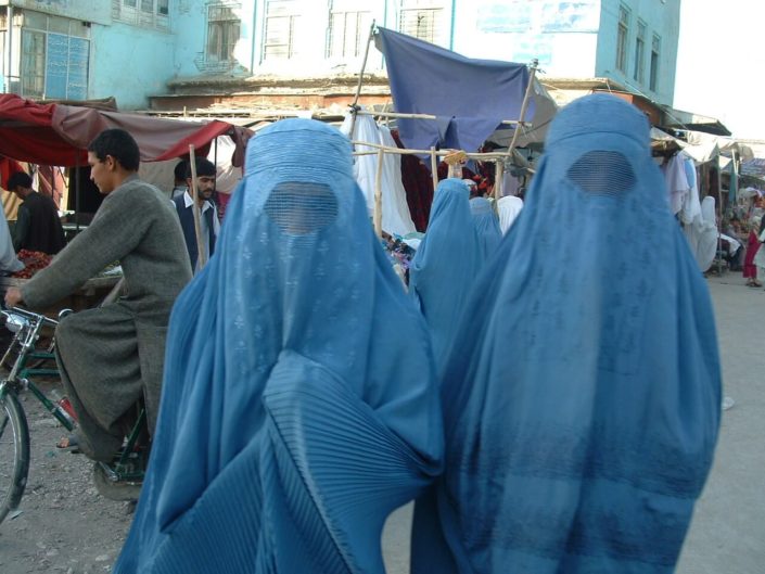 Siniseen burkaan pukeutuneita afgaaninaisia