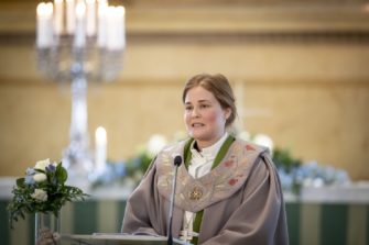 Piispa Mari Leppänen hyväksyy sateenkaarimessut koska uskoo vähemmistöjen kokevan kirkossa turvattomuutta