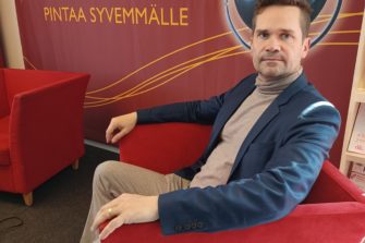 Mika Aaltola Radio Dein studiossa istumassa.