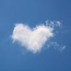 sydämenmutoinen-pilvi-sinisellä-taivaalla
