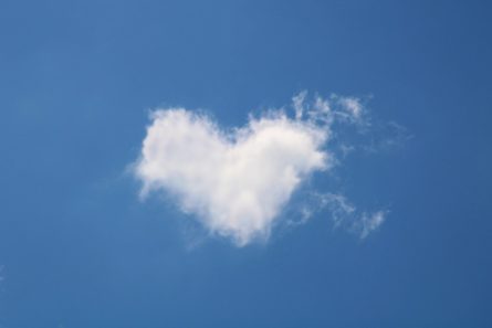 sydämenmutoinen-pilvi-sinisellä-taivaalla