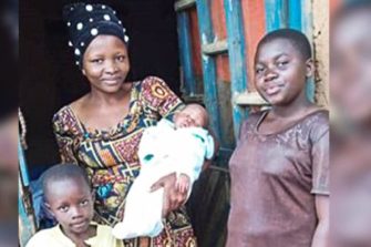 Kongolainen äiti lastensa kanssa.