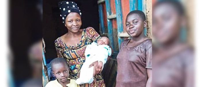 Kongolainen äiti lastensa kanssa.