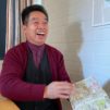Aasialainen-mies-nauraa-ja-pitää-kädessään-Raamattua