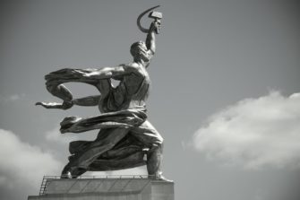 Piispa Jari Jolkkosen essee: Kirkko vaihtoehto-oikeiston ja radikaalivasemmiston ristipaineessa
