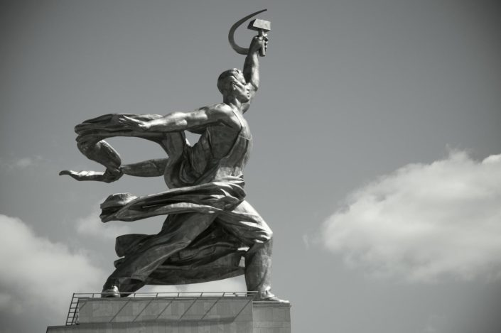 mustavalkokuva-patsas-joka-esittää-kommunistista-työläistä
