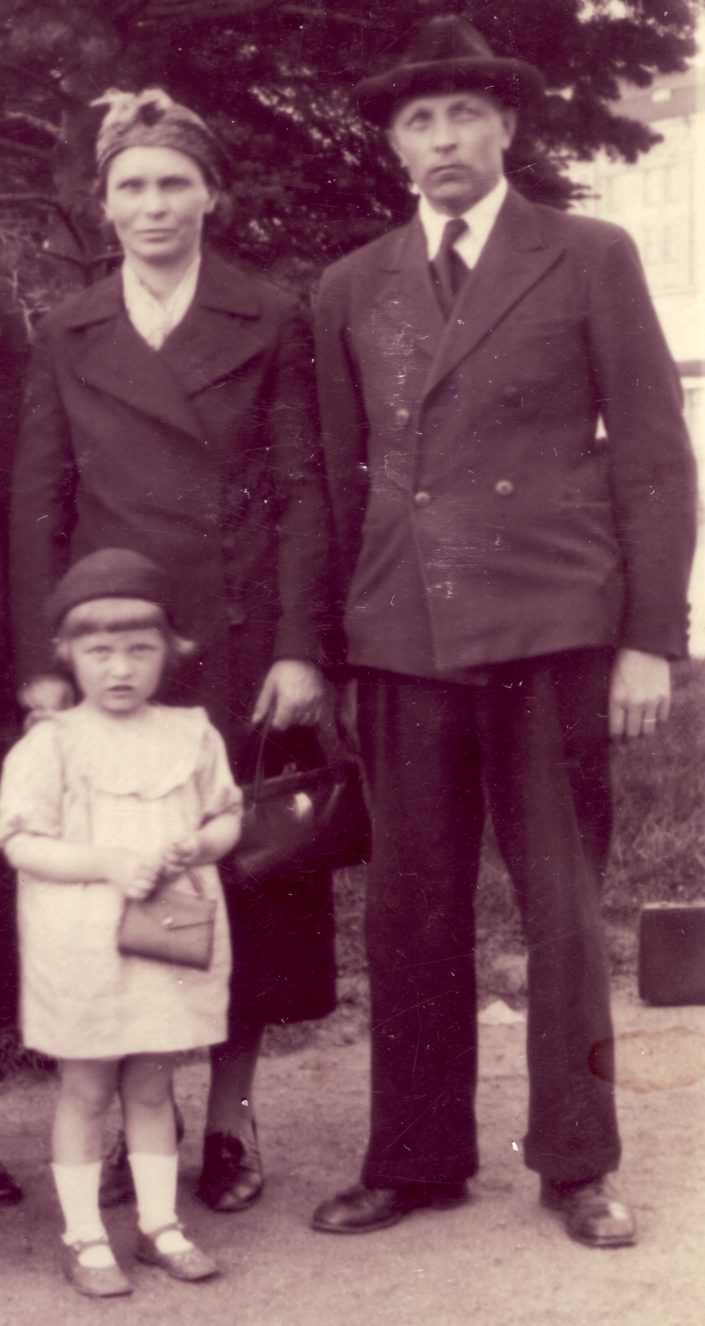 Anja äitinsä ja isänsä, Aino ja Jaakko Heinosen, kanssa vuonna 1938. Kuva: Anja Nurmisen kotialbumi. Mustavalkokuva