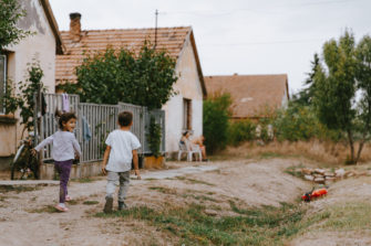 Lapsia kävelemässä kylällä.