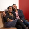 Etiopialainen pariskunta istuu sohvalla ja hymyilee.