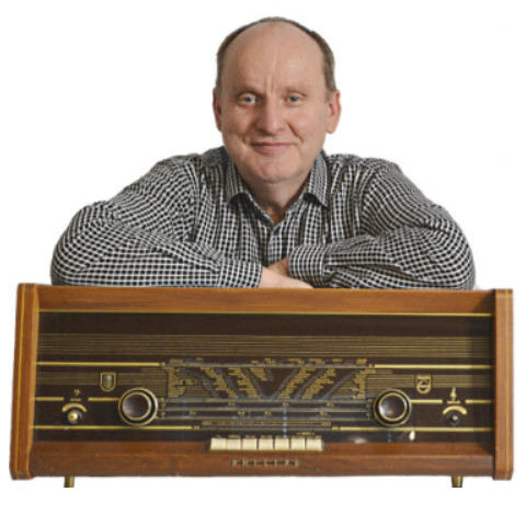 Taisto Laakso nojaa radioon.