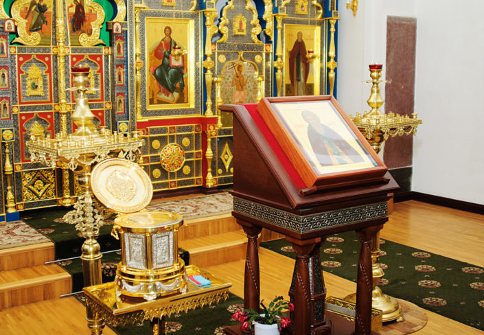 sisäkuva-ortodoksikirkosta-kuvassa-kullattuja-ikoneja-ja-kirkollista-esineistöä