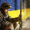 Ukrainalainen sotilas aseen kanssa