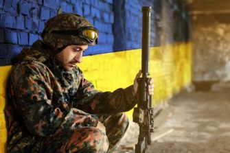 Ukrainalainen sotilas aseen kanssa